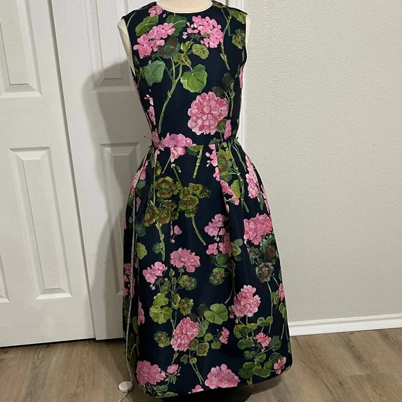 Oscar de la Renta
Geranium Print Belted Faille Dress in Pink/Navy - Picture 3 of 11